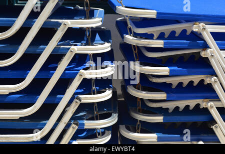 Gros plan d'une pile de chaises longues bleu et blanc en Crète Banque D'Images