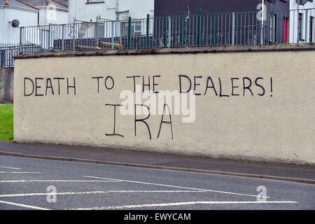 Graffiti sur mur IRA menaçant les trafiquants de mort, Londonderry, en Irlande du Nord. Banque D'Images