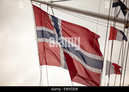 Belfast, Royaume-Uni. 2e juillet 2015. Drapeau norvégien Statsraad Lehmkuhl vole sur les qui était amarré au quai de goberge de Belfast. Jusqu'à 50 grands voiliers ont pris part dans le Titanic". Credit : Bonzo/Alamy Live News Banque D'Images