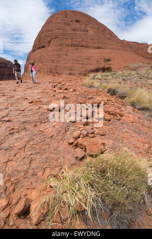 L'Australie, NT, Uluru et Kata Tjuta National Park. Kata Tjuta (les Olgas). Sentier de randonnée sur les touristes dans les Olgas. Banque D'Images