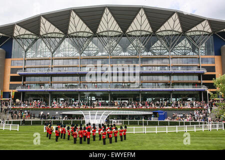 Bande militaire à l'hymne national avant la procession à la parade avec anneau nouveau boîtier stand à la meilleure télévision réunion course de chevaux, course de chevaux Royal Ascot réunion en présence de la reine et les membres de la famille royale. Événement social majeur sur le calendrier d'été. Ascot, Berkshire, Angleterre. De juin. Banque D'Images