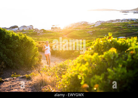 Sur le sentier de jogging fille, Corse, France Banque D'Images