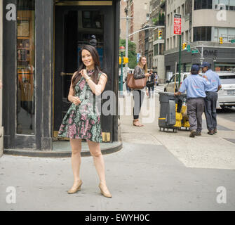 New York, New York, USA. 07 juillet, 2015. L'actrice Lucy Liu sur la Cinquième Avenue à New York enregistrer un épisode de 'Billy dans la rue pour TruTV le Jeudi, Juillet 2, 2015. Crédit : Richard Levine/Alamy Live News Banque D'Images