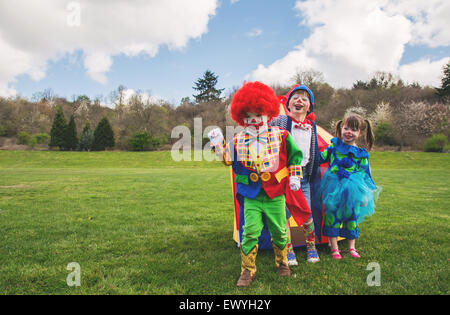 Trois enfants habillés comme des clowns Banque D'Images