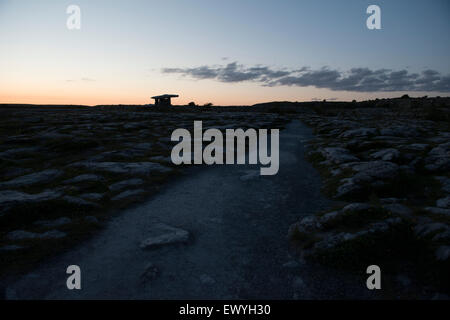 Le tombeau de Poulnabrone à l'intérieur du Parc National de Burren de l'Irlande. Banque D'Images