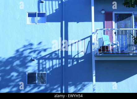 La Côte Bleue appartement avec balcon, ombres projetées par le coucher du soleil, en Californie. Banque D'Images