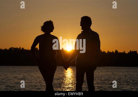 Silhouette d'un couple holding hands Banque D'Images
