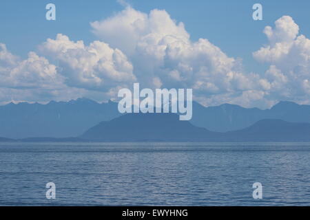 Le littoral canadien de l'eau bleu et la montagne de la côte. Beaux paysages images extrêmement impressionnant. Banque D'Images