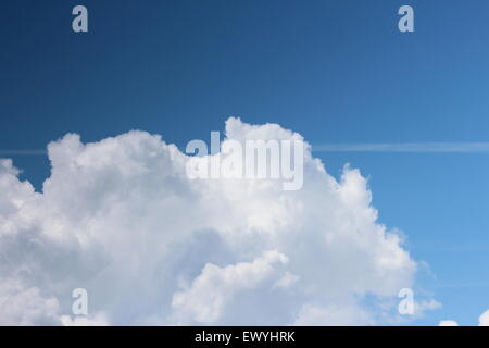 Cumulus blanc avec un fond bleu ciel. déménagement sur les sommets Banque D'Images