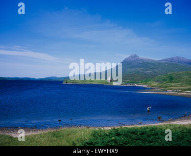 Pêche à la Mouche par Ardvreck Castle, Loch Assynt, Assynt, avec Quinag en arrière-plan, Sutherland, Scotland Banque D'Images