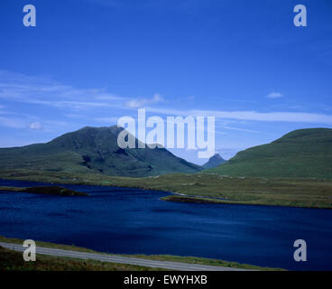 Stac Pollaidh Beag cul en arrière-plan Une Loagh sur flanc de cul Mor Lochan un ais de premier plan Knockan Crag Assynt Ecosse Banque D'Images