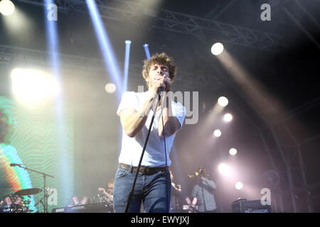 Manchester, UK. 2 juillet, 2015. Chanteur-compositeur-Paolo Nutini effectue un live pour vendre la foule sur la première nuit de l'été dans la ville de Manchester, Manchester 2015 Castlefields. Photo : Alamy Live News/Simon Newbury. Banque D'Images