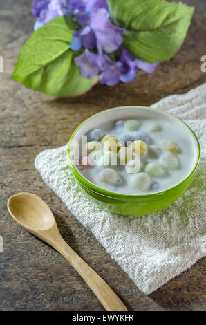 Bua Loy (boulettes de riz au lait de coco) dessert asiatique Banque D'Images