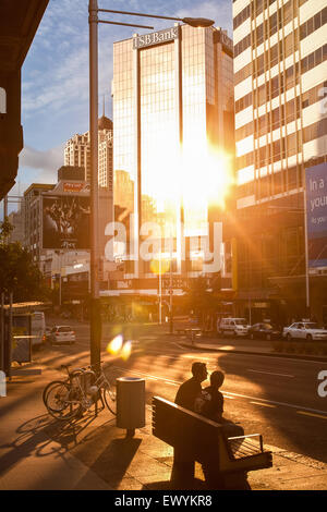 Réflexion,Coucher de Soleil reflété le long de Queen Street, principale rue commerçante dans le centre-ville d'Auckland, Nouvelle-Zélande Banque D'Images