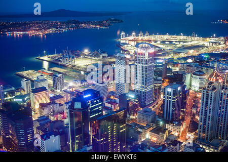 Vue du ciel de nuit Tour de Auckland City,Port,Port et volcan Rangitoto Island, Nouvelle-Zélande Banque D'Images