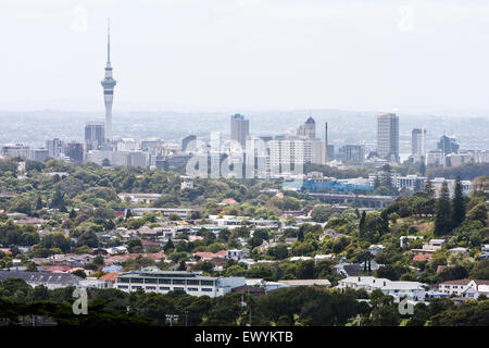 Sur One Tree Hill avec vue sur les toits de la ville d'Auckland et Sky Tower.Auckland, Nouvelle-Zélande Banque D'Images