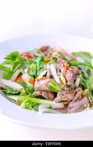 Salade de boeuf grillé épicé , une cuisine de style thaïlandais Banque D'Images