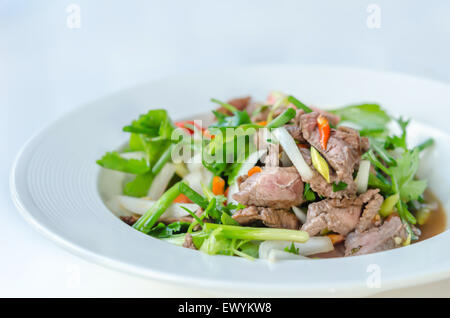 Salade de boeuf grillé épicé , une cuisine de style thaïlandais Banque D'Images