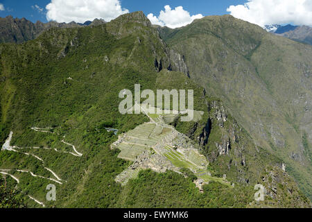 Les ruines Inca de Machu Picchu Huayna Picchu, la montagne près de Machupicchu Pueblo (Aguas Calientes), Cusco, Pérou Banque D'Images