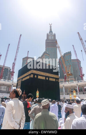 La Mecque, Arabie saoudite - Mars 13, 2015 : Kaaba avec Abraj Al Bait (Royal Tour de l'horloge) l'arrière-plan. Banque D'Images