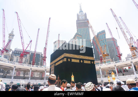 La Mecque, Arabie saoudite - Mars 13, 2015 : Kaaba avec Abraj Al Bait (Royal Tour de l'horloge) l'arrière-plan. Banque D'Images