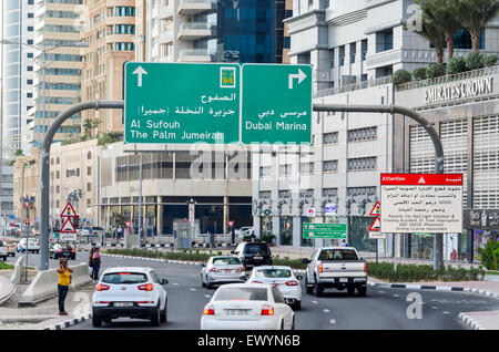 Les routes de DUBAÏ, ÉMIRATS ARABES UNIS, et les panneaux pour Al Sufouh, Marina de Dubaï, The Palm Jumeirah Banque D'Images