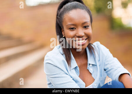 Portrait of African American female university student sitting outdoors Banque D'Images