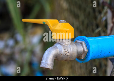 L'eau de condensation avec le tuyau dans le jardin à matin Banque D'Images