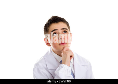 Un garçon médecin en blouse blanche et cravate bleu tenant le menton en réfléchissant. Sa peau acné n'a pas ben retouché Banque D'Images