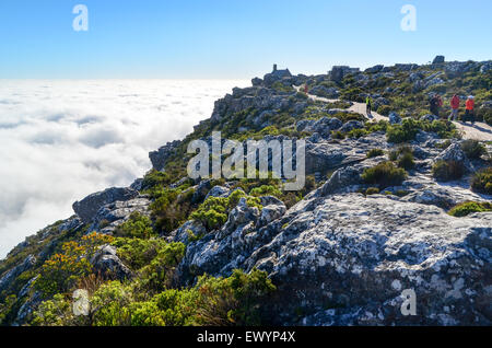 Les touristes marcher sur le haut de Table Mountain, Cape Town Banque D'Images