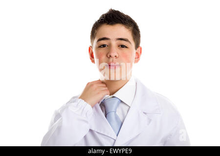 Un garçon médecin en blouse blanche et cravate bleu tirant sur son collier avec le doigt parce qu'inconfortable. Sa peau acné n'a pas ben retouché Banque D'Images