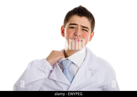 Un garçon médecin en blouse blanche et cravate bleu tirant sur son collier avec le doigt parce qu'inconfortable. Sa peau acné n'a pas ben retouché Banque D'Images