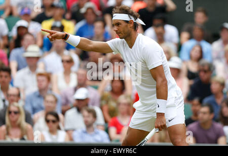 Wimbledon, Londres. 2 juillet, 2015. Rafael Nadal de l'Espagne au cours de la réaction gentlemen's deuxième tour contre Dustin Brown de l'Allemagne à la Wimbledon Wimbledon en 2015, le sud-ouest de Londres, le 2 juillet 2015. Brown a gagné le match 3-1. Credit : Ye Pingfan/Xinhua/Alamy Live News Banque D'Images