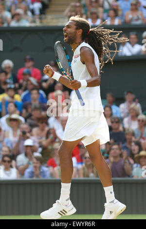 Wimbledon, Londres. 2 juillet, 2015. Dustin Brown de l'Allemagne réagit pendant le gentlemen's deuxième tour contre Rafael Nadal d'Espagne à l'Wimbledon Wimbledon en 2015, le sud-ouest de Londres, le 2 juillet 2015. Brown a gagné le match 3-1. Credit : Ye Pingfan/Xinhua/Alamy Live News Banque D'Images