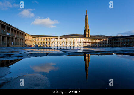 Halifax Piece Hall, en fin d'après-midi soleil après une forte pluie. Pièce Hall ouvert en 1779, pour le commerce de tissu Banque D'Images