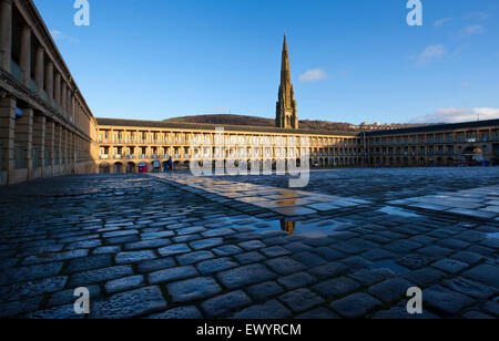 Halifax Piece Hall, en fin d'après-midi soleil après une forte pluie. Pièce Hall ouvert en 1779, pour le commerce de tissu Banque D'Images