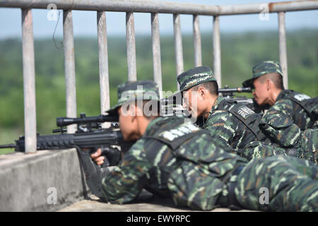 Haikou. 2 juillet, 2015. Le Corps de tireurs d'Hainan du peuple chinois de police armée prendre part à une pratique de la tige dans le sud de la Chine, la province de Hainan, le 2 juillet 2015. Tireurs d'ici généralement assister à 10 heures de formation chaque jour. © Yang Ruiming/Xinhua/Alamy Live News Banque D'Images