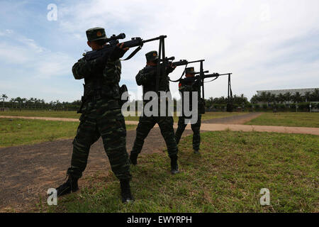 Haikou. 2 juillet, 2015. Le Corps de tireurs d'Hainan du peuple chinois de police armée prendre part à une pratique de la tige dans le sud de la Chine, la province de Hainan, le 2 juillet 2015. Tireurs d'ici généralement assister à 10 heures de formation chaque jour. © Yang Ruiming/Xinhua/Alamy Live News Banque D'Images