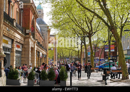 Cafe de la chaussée et scène de rue, Peterborough Cambridgeshire, Angleterre, Royaume-Uni Banque D'Images