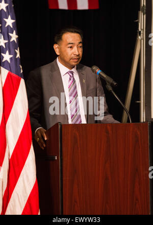 Turlock, CA, USA. 2 juillet, 2015. La cérémonie de naturalisation pour environ 70 nouveaux citoyens américains a eu lieu au CSU Stanislaus à Turlock CA Mercredi, Juillet 1, 2015. Conférencier d'Jose Rodriguez, chef de la direction de el Concilio parle à tous les nouveaux citoyens américains avant d'entre eux lisant leur serment. © Marty Bicek/ZUMA/Alamy Fil Live News Banque D'Images