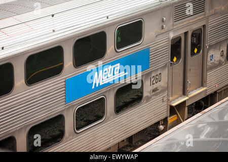 Un Metra train voiture avec un signe de Metra se trouve dans une station à Chicago, Illinois. Banque D'Images