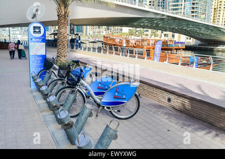 Vélos à louer Byky à la Marina de Dubaï, Émirats arabes unis Banque D'Images