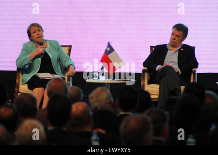 Paracas, Pérou. 2 juillet, 2015. La Présidente du Chili Michelle Bachelet (L) et le président colombien Juan Manuel Santos assister à la 10ème sommet de l'Alliance du Pacifique à Paracas, Pérou, le 2 juillet 2015. © Luis Camacho/Xinhua/Alamy Live News Banque D'Images