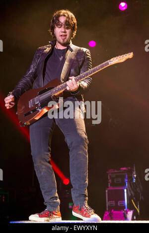 Milwaukee, Wisconsin, États-Unis. 1er juillet 2015. Le guitariste JOE HOTTINGER de Zebda il se produit sur la scène du Festival de musique Summerfest à Milwaukee, Wisconsin © Daniel DeSlover/ZUMA/Alamy Fil Live News Banque D'Images