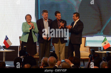 Paracas, Pérou. 2 juillet, 2015. Photo fournie par la présidence du Mexique montre la présidente du Chili Michelle Bachelet, le président colombien Juan Manuel Santos, le président mexicain Enrique Pena Nieto et le président du Pérou Ollanta Humala (L-R) participant à la 10ème sommet de l'Alliance du Pacifique à Paracas, Pérou, le 2 juillet 2015. © la présidence du Mexique/Xinhua/Alamy Live News Banque D'Images