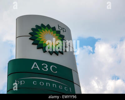 Moscou. 14 Juin, 2015. 14 juin 2015 : BP (British Petroleum) logo de la station © Igor Golovniov/ZUMA/Alamy Fil Live News Banque D'Images
