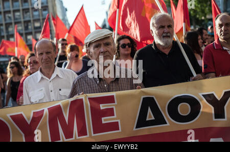 Les partisans du parti communiste grec KKE lors d'une manifestation contre l'Union européenne et le gouvernement grec à Athènes, Grèce le 2 juillet 2015. Photo : afp/Baltagiannis Socrates Banque D'Images