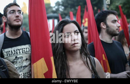 Les membres du parti communiste de Grèce au cours d'une manifestation de la jeunesse contre l'UE et le gouvernement grec à Athènes, Grèce le 2 juillet 2015. Photo : afp/Baltagiannis Socrates Banque D'Images