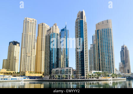 Moderne et futuriste d'immeubles de grande hauteur, des tours et des hôtels de la Marina de Dubaï, Émirats Arabes Unis Banque D'Images