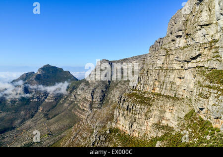 Vue aérienne de Devil's Peak sur Table Mountain depuis l'Inde Venster itinéraire sur Table Mountain, Cape Town Banque D'Images